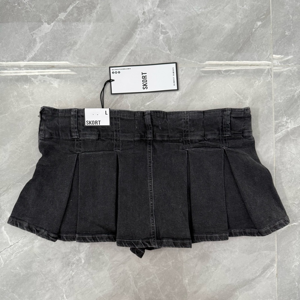 Women’s Almost Famous Pleated Black Denim Mini Skort Skirt Y2K Grunge Size Large - Picture 6 of 12
